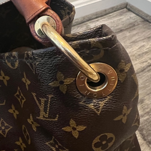 Louis Vuitton Artsy GM Monogram Detail - Picture 16 of 16